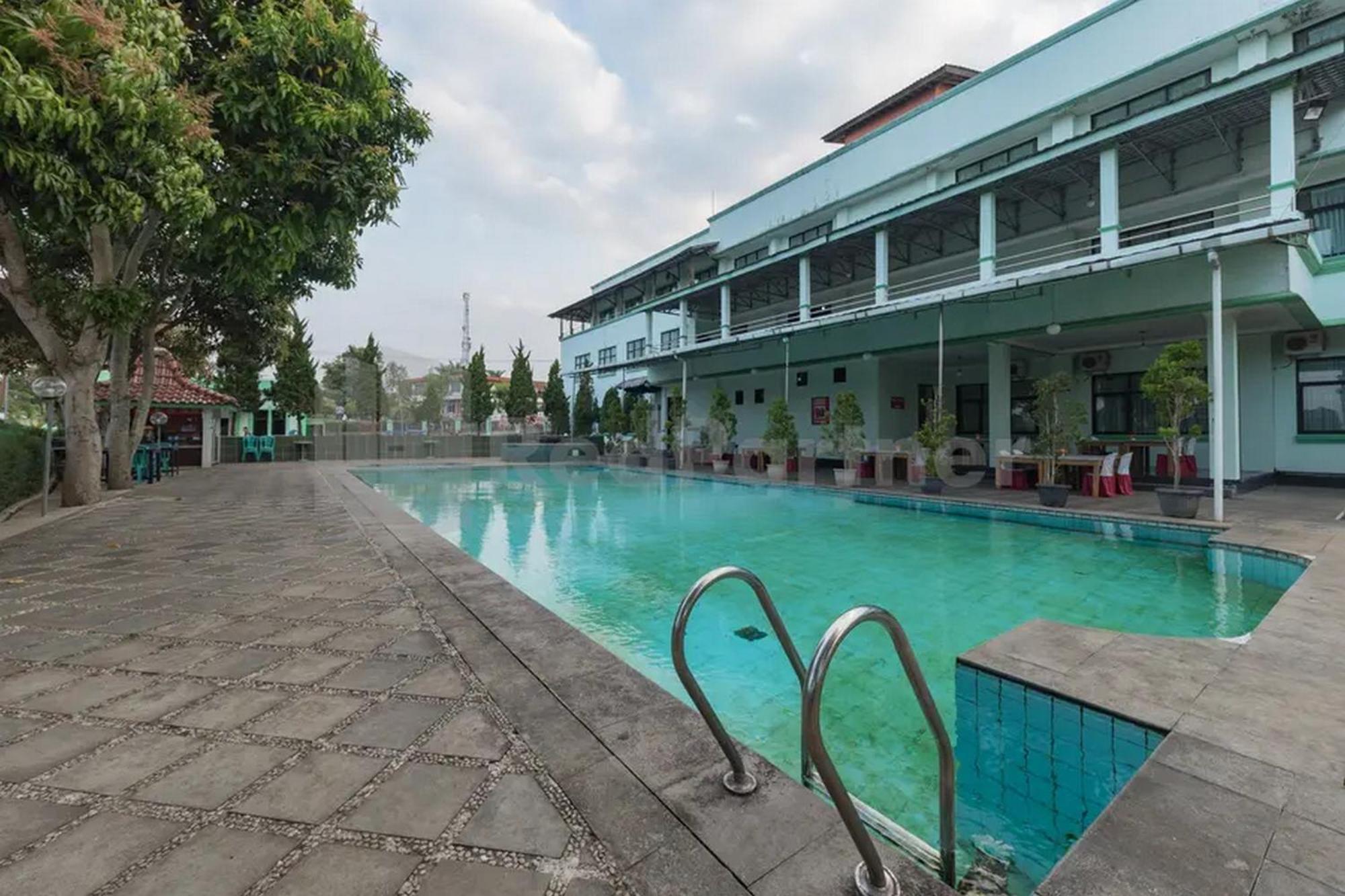 Hotel Ayong Linggarjati Kuningan Mitra Reddoorz Exteriör bild