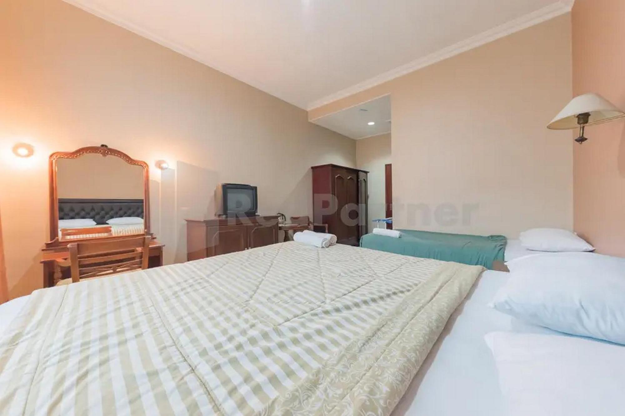 Hotel Ayong Linggarjati Kuningan Mitra Reddoorz Exteriör bild